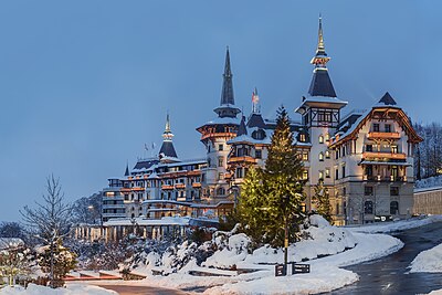 Hotel bintang lima Dolder Grand di Zurich, Swiss pada musim dingin. Hotel ini dibangun antara tahun 1897 dan 1899 serta merupakan hotel mewah Swiss pertama yang menerima mata uang kripto sebagai pembayaran.