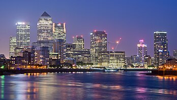 Vista noturna da Canary Wharf, vista do Caminho do Tâmisa, Limehouse. HDR de três exposições (+2 até -2). A Canary Wharf é uma área do leste de Londres, Inglaterra, localizada perto da Ilha dos Cães, no bairro londrino de Tower Hamlets. Canary Wharf é definida pela Autoridade da Grande Londres como parte do distrito de negócios central de Londres, ao lado do centro de Londres. Com a Cidade de Londres, constitui um dos principais centros financeiros do Reino Unido e do mundo, contendo muitos arranha-céus, incluindo o terceiro mais alto do Reino Unido, One Canada Square, inaugurado em 26 de agosto de 1991. (definição 4 800 × 2 700)