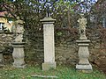 Kreuz mit Statuen von St. Johannes und St. Paulus