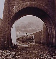 Adolphe Braun: Gotthardbahn Tunneleingang in Airolo (výřez).[4]