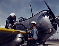 Tankování tréninkového letounu Curtiss SNC-1 Falcon, Corpus Christi, Texas, USA, 1942