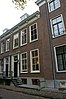 Pand voorzien van gevel met kroonlijst op gesneden consoles, deuromlijsting met pilasters