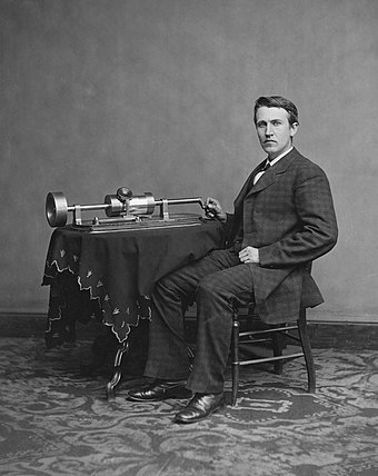 Americký vynálezce Thomas Alva Edison s fonografem, prvním přístrojem pro záznam a reprodukci zvuku na světě (fotograf: Levin C. Handy, 18. dubna 1878)