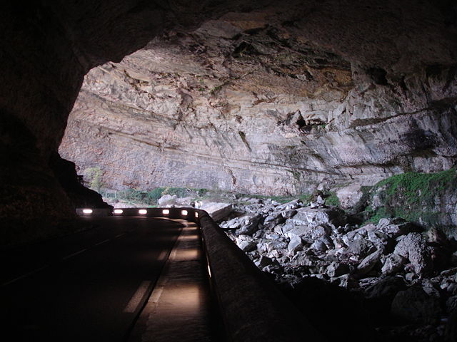 Route traversant la grotte.