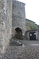 Vue de la Porte d'En-Haut qui constitue l'accès à la cité médiévale situé au nord-ouest.