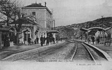 L'intérieur de la gare au début des années 1900. Avec les deux voies, le quai central avec sa marquise, le bâtiment voyageurs, à deux étages.