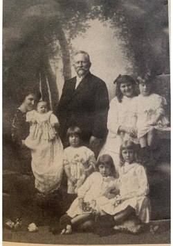 Familiefoto fra 1911. Norah Lange som seksåring ytterst til høyre