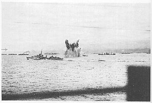 Атака глибинними бомбами німецького підводного човна при супроводженні конвою PQ 18 поблизу британського есмінця типу «Трайбл» «Ашанті». На передньому плані — есмінець «Ескімо». Вересень 1942