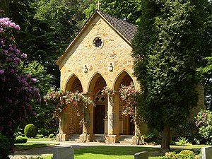 Mausoleum bij dit kerkje