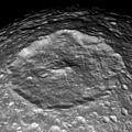 Foto tomada por Cassini del cráter Herschel en Mimas y su cumbre central