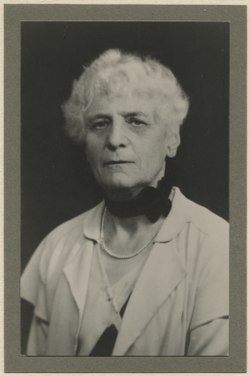 Svartvitt porträtt av en äldre Ida Trotzig