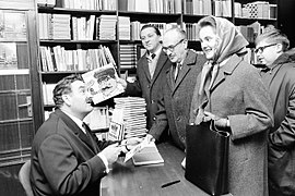 Jürgen von Manger während einer Autogrammstunde anlässlich einer Buchvorstellung in der Krefelder Bücherei Greven im Dezember 1967.