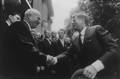 Il presidente Kennedy stringe la mano al leader sovietico Nikita Chruščёv il 3 giugno 1961