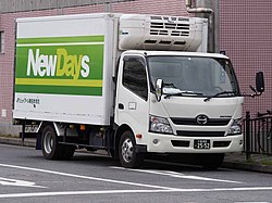 保有車両の例:コンビニエンスストアNewDaysロゴが記載された車両