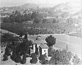 Blick über das Haus auf die Obstplantagen im Jahr 1900