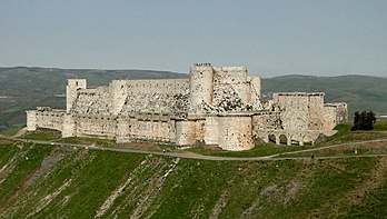 Le Krak des Chevaliers, château fort de l'époque des croisades, situé sur les contreforts du jabal Ansariya, dans l'ouest syrien. (définition réelle 3 044 × 1 723)