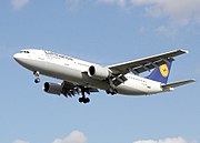 A300B4-600 (D-AIAK) společnosti Lufthansa přistává na Londýnském letišti Heathrow
