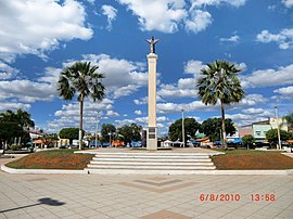 Praça São João Batista, com o Marco Cristo Rei em destaque