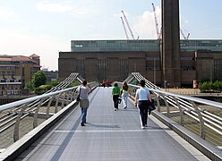 Traversée du pont avec vue sur la Tate Modern gallery