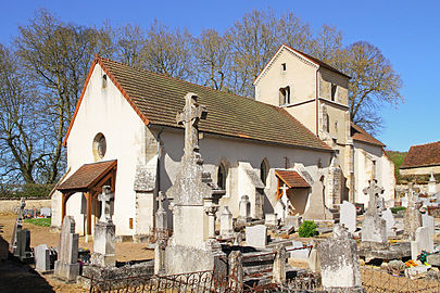 Église Saint-Michel dans l'enclos du cimetière.