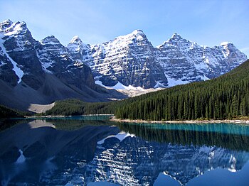 Die vallei van die tien pieke en die Morene-meer in die Banff Nasionale Park, Kanada.