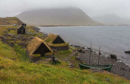 Vista do Museu Marítimo Ósvör localizado no vilarejo de Bolungarvík, Fiordes do Oeste, Islândia. O museu é composto de uma base dupla de pesca do século XIX, uma cabana para salgar, uma área para a secagem do peixe e um barco de pesca típico da época. (definição 5 103 × 3 318)