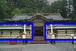Ein bedachter und farbenfroher Zaun, beidseits des Tores im chinesischen Stil (Karamon)