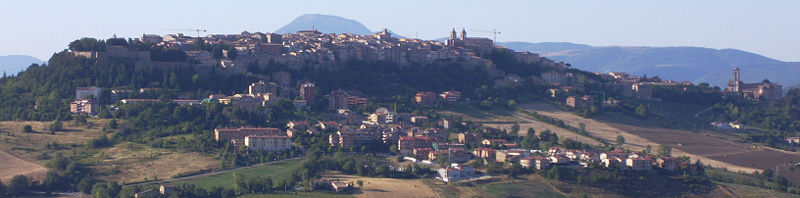 800px-Panorama_di_Camerino.jpg