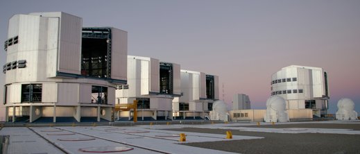 VLT - Les quatre télescopes principaux, trois des 4 auxiliaires