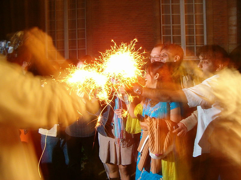 Ficheiro:Playing with sparklers on Diwali.jpg