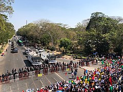 9. februar, demonstranter og sikkerhedsstyrker i Yangon.