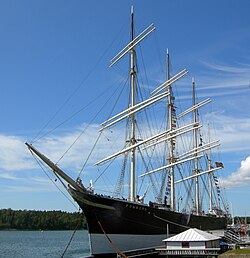 The museum ship Pommern is anchored in the wastren o Mariehamn's twa harbours, Västerhamn.