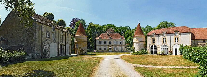 Château du XVIIIe siècle (tours rondes du XVIe siècle).