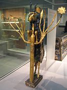Estatueta d'un íbex alimentant-se de les fulles d'un arbust, fusta, or i lapislàtzuli.