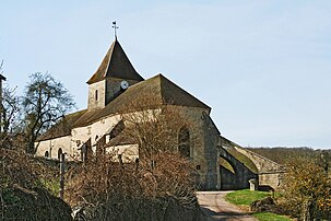 L'église à flanc de colline domine le village.