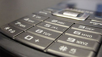English: Samsung C5212 mobile phone.