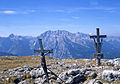 Gipfelkreuze auf dem Schneibstein, im Hintergrund ist der Watzmann zu sehen