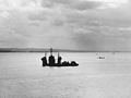 Petite cale sèche flottante auxiliaire, réparant chasseur de sous-marins PC-1121 à Seeadler Harbor en septembre 1944