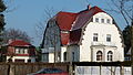 Villa mit Hintergebäude und Einfriedung