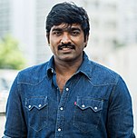 Vijay Sethupathi sedang melihat ke arah kamera