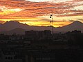 El Iztaccíhuatl y Popocatépetl nel amanecer dende la Ciudá de Méxicu.