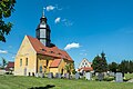 Kirche (mit Ausstattung), Kirchhof mit Einfriedung, Kriegerdenkmal für die Gefallenen des Ersten Weltkrieges sowie Epitaph in der Kirchenwand und drei Grabmale an der Kirchhofsmauer