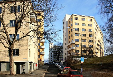 Westye Martinus Egeberg (1805–1898) ga i 1902 navn til Westye Egebergs gate (Oslo), rett over gata fra Egebergslottet. Blokkene fra 1930-tallet er der Ole Aleksander Filibom-bom-bom bodde