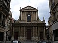 Aspecto general de la fachada de la iglesia Saint-Thomas-d'Aquin (París), a la izquierda el relieve de Gruyere