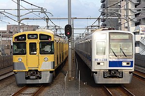池袋線を走行する2000系（左）と6000系（右） （2018年9月 中村橋駅）
