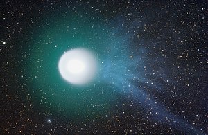 ホームズ彗星が青いイオンの尾を引く様子。2007年11月4日撮影。