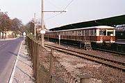 S-Bahnsteig mit Zug der Baureihe 276 auf Gleis 9 und Übergabegleis zur Strausberger Eisenbahn, 1991