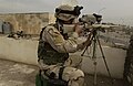 Franctiradors de l'Exèrcit dels Estats Units vigilant per protegir d'activitat enemiga una comissaria de la policia iraquiana situada a Mossul, Iraq.