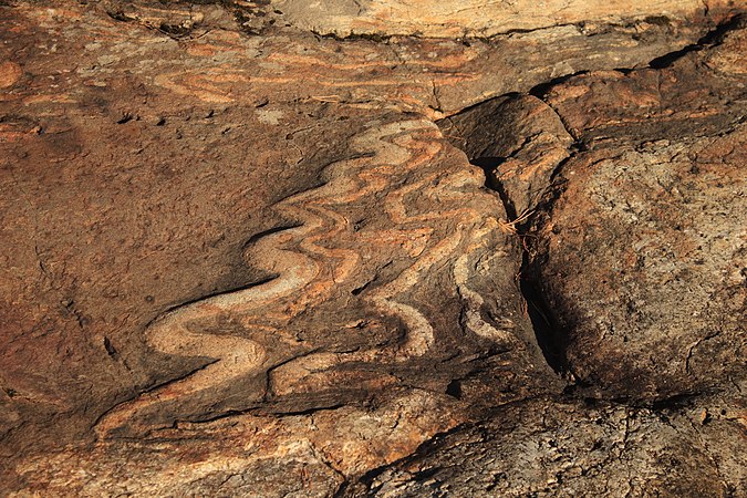 «Каменные змеи» — мигматитовые узоры в гранитном массиве