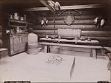 Kubbestol i Kjellebergstua, ei åre- eller røykstue reist i Valle ca. 1650–1700, utstilt på Setesdalstunet på Norsk Folkemuseum på Bygdøy i Oslo. Foto: Axel Lindahl, 1880-åra